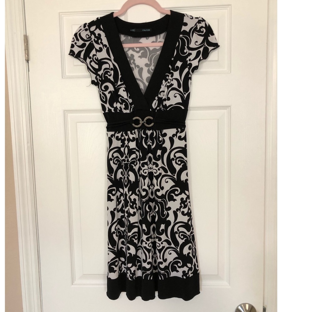 Maurices black and white damask v-neck dress small